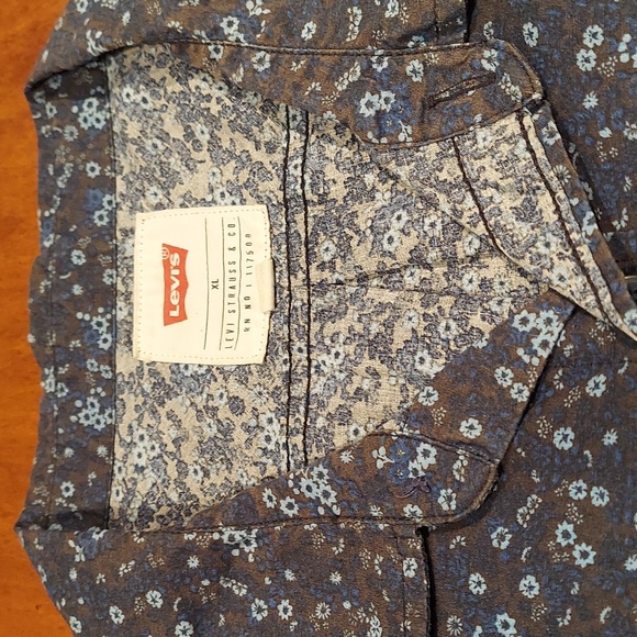 Levi's Short Sleeve Button Down - Picture 3 of 3